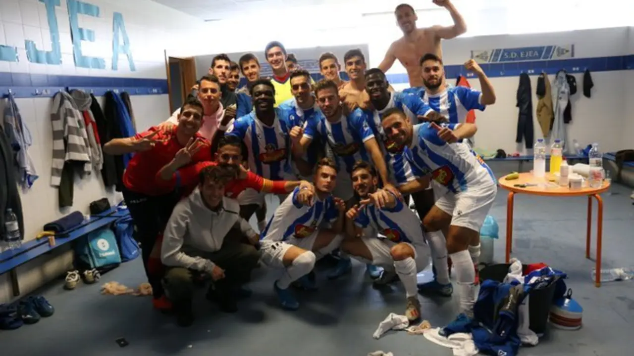 El Ejea celebra su triunfo ante el filial del Valencia. Foto: SD Ejea