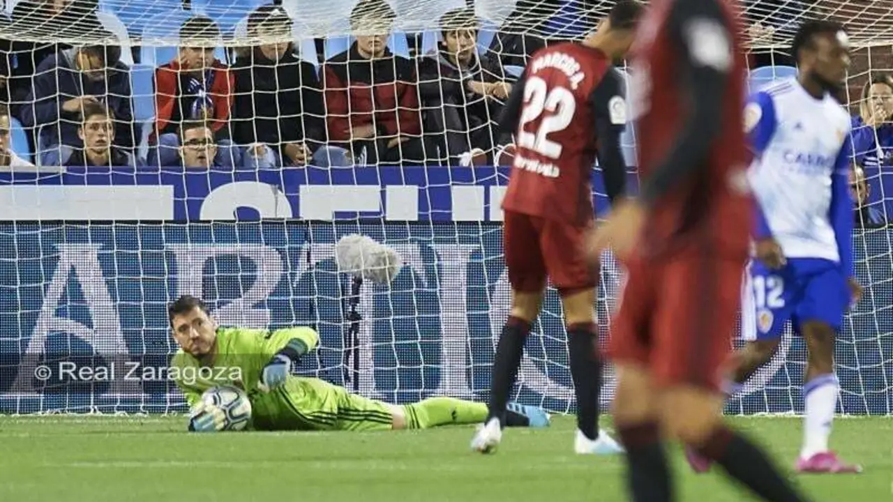 Cristian detiene un bal&oacute;n. Foto: Real Zaragoza
