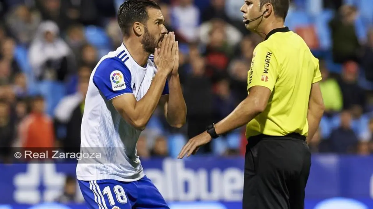 Atienza se lamenta ante el colegiado. Foto: Real Zaragoza