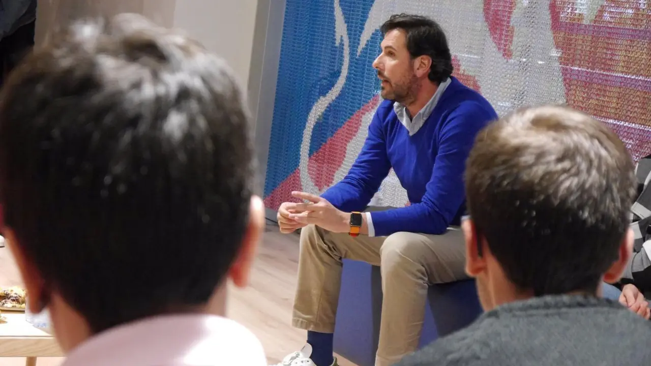 Rub&eacute;n Garc&iacute;a, durante una charla en el palco VIP de la SD Huesca. | Foto: SDHuesca