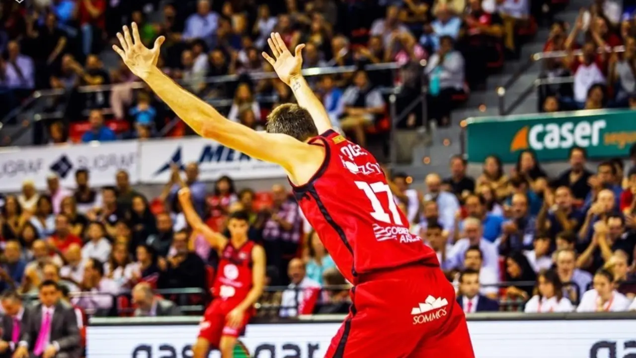 Fran V&aacute;zquez celebra una acci&oacute;n ante Bilbao Basket. Foto: Esther Casas/Casademont Zaragoza