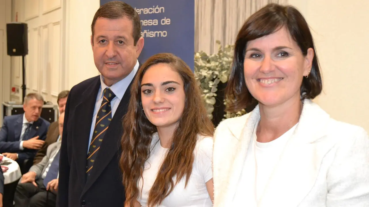 Luis Masgrau, en una imagen de archivo, junto a la escaladora Mar&iacute;a Laborda y la directora de Turismo de la DGA, Elena Allu&eacute;. Foto: Sportaragon