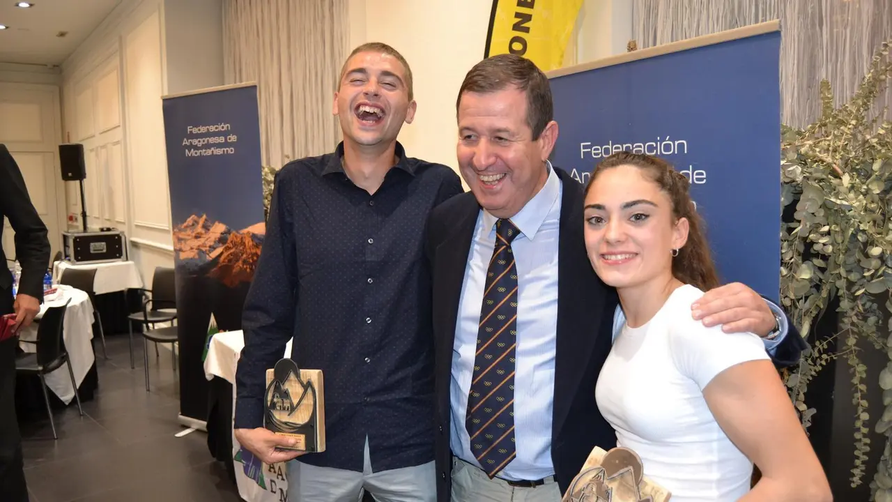 Dani Osanz y Mar&iacute;a Laborda, mejores deportistas de la FAM 2019, flanquean al prsidente de la FAM, Luis Masgrau. Foto: Sportaragon