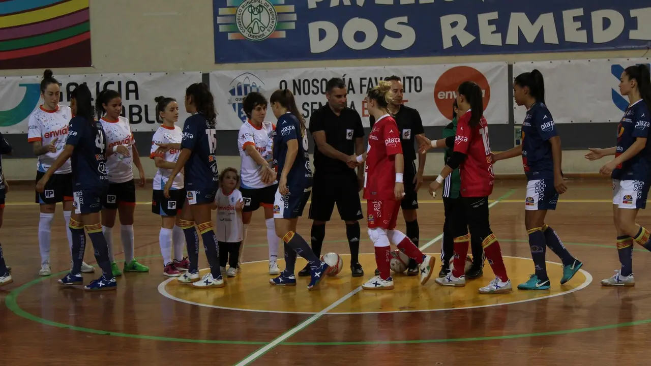 Las jugadoras se saludan al inicio del encuentro. Foto: Sala Zaragoza
