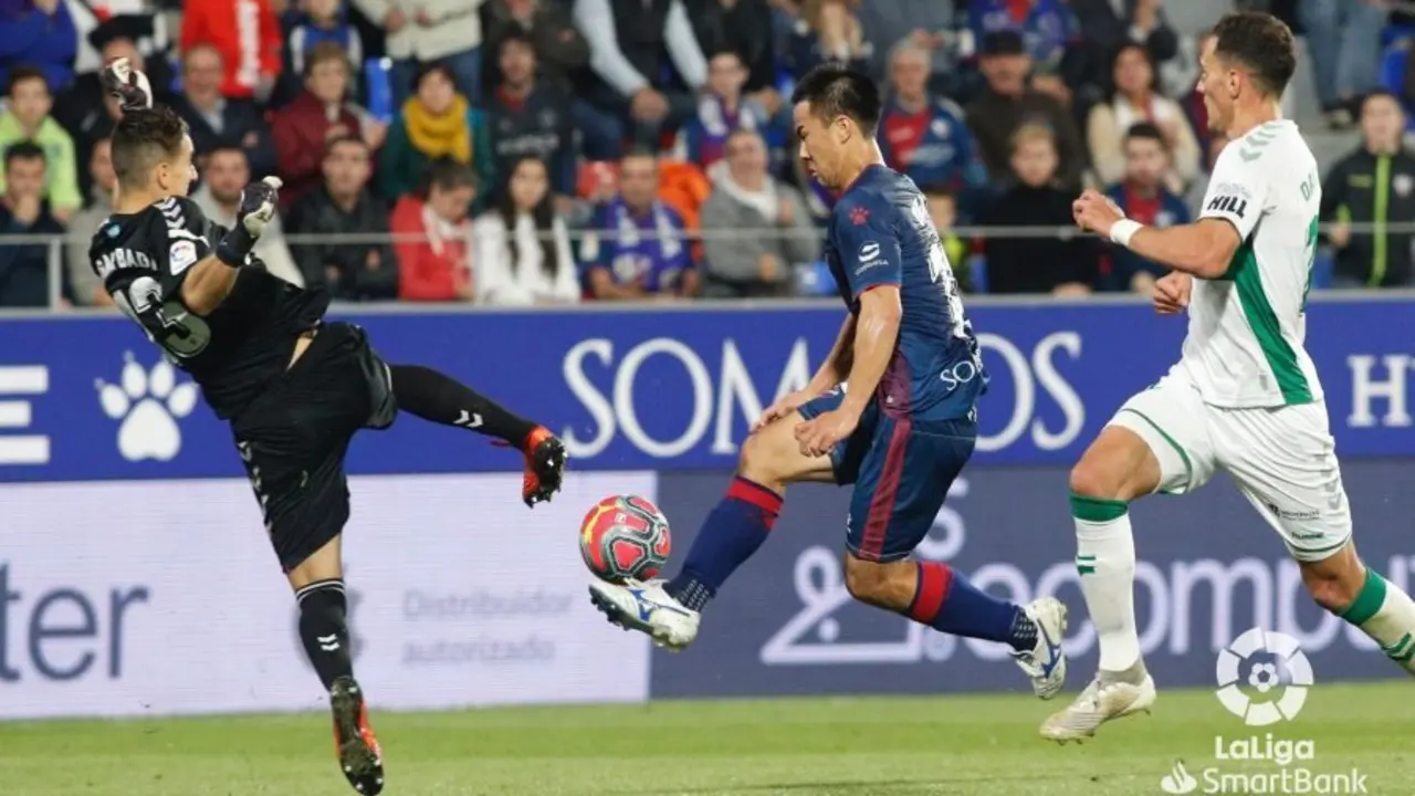 Okazaki intenta elevar el bal&oacute;n en la desesperada salida del portero del Elche. Foto: LFP