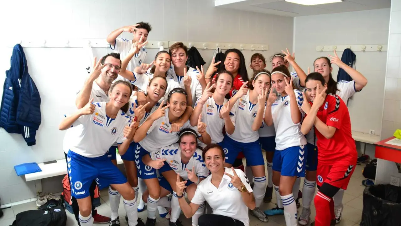 Las jugadoras del Zaragoza CFF celebran la victoria