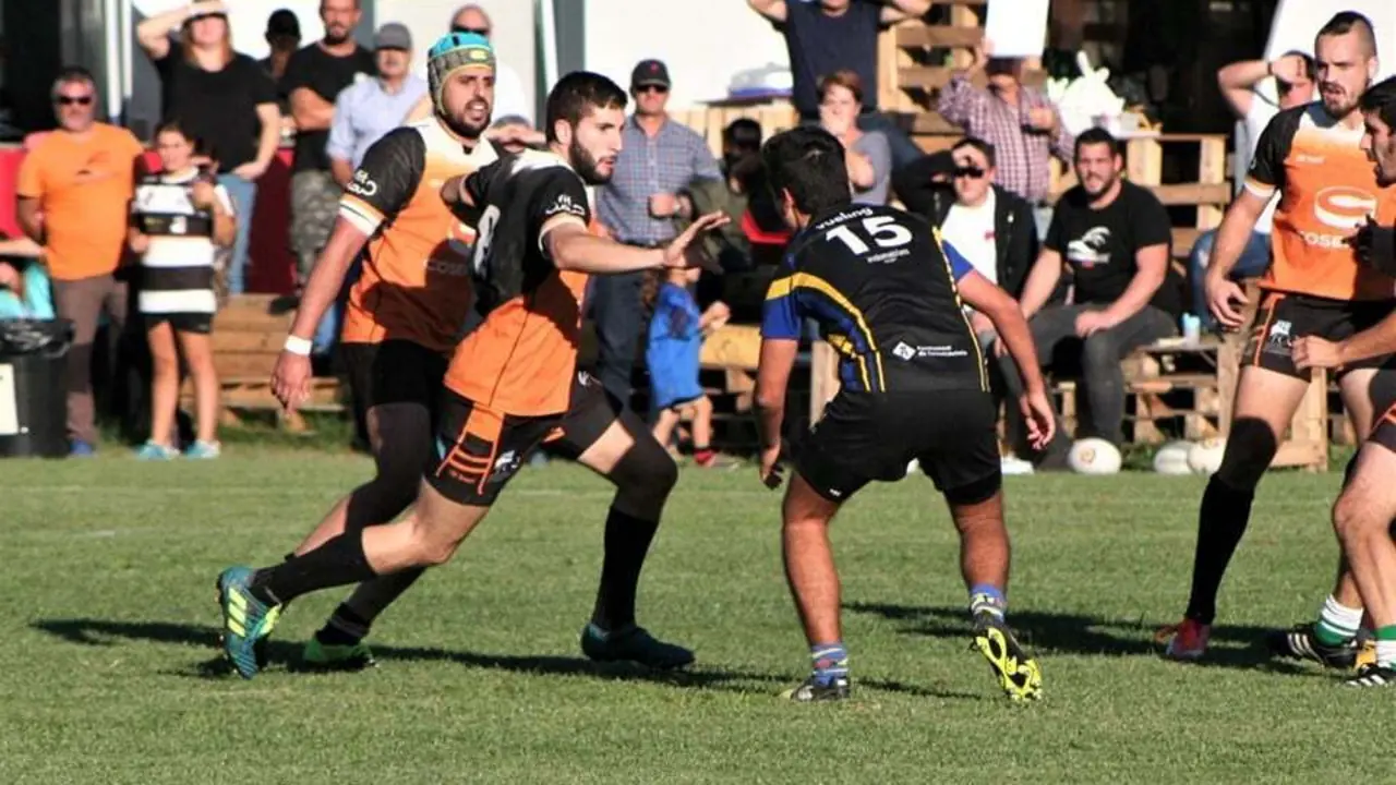 Un jugador del Quebrantahuesos Rugby busca salvar el bloqueo de un rival. Foto: QRC