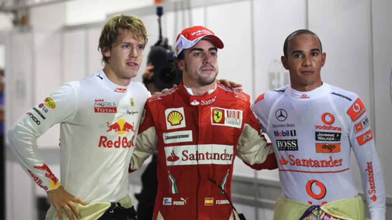 Alonso (Ferrari), Vettel (Red Bull) y Hamilton (McLaren Mercedes), tras la clasificaci&oacute;n del GP Singapur 2010. Foto: Mark Thompson/Getty Images