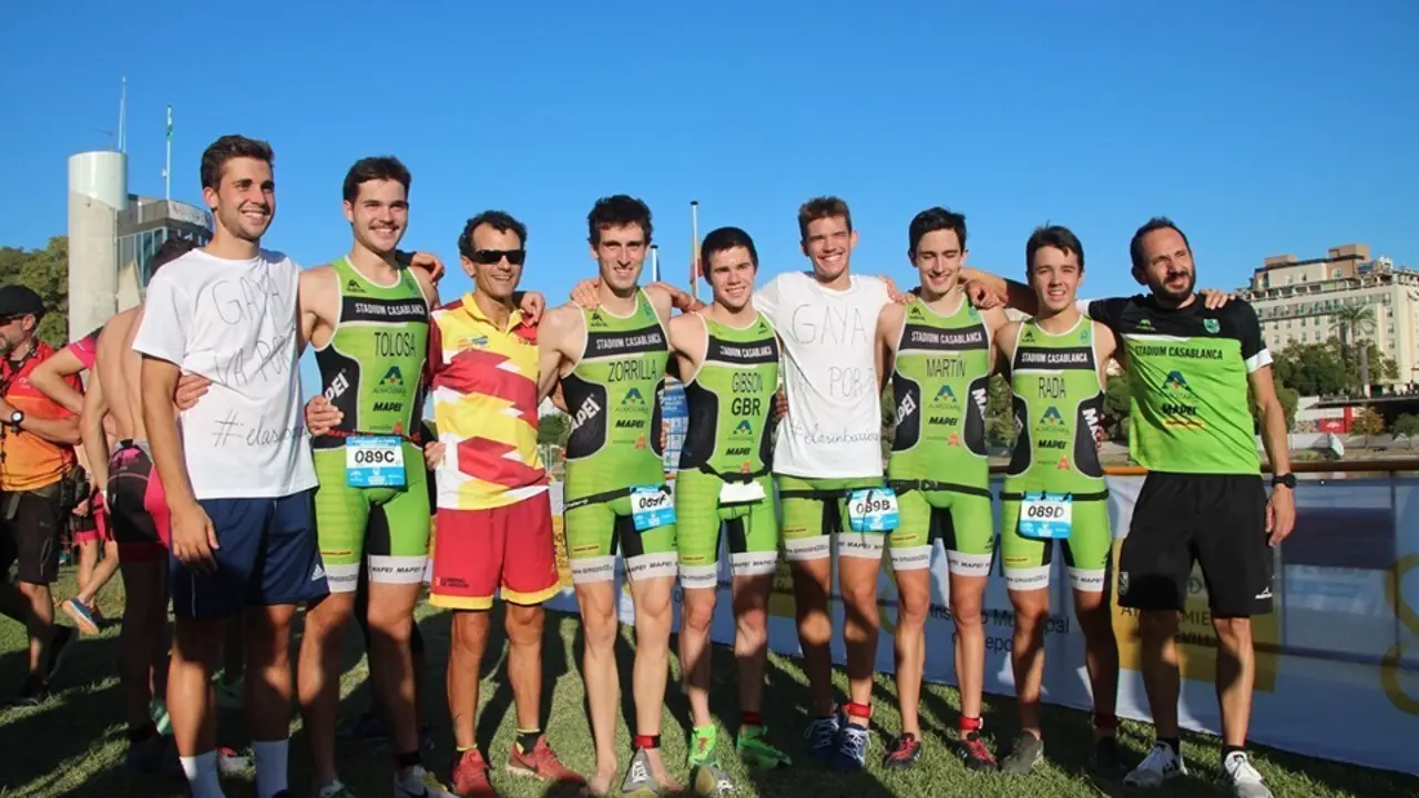 Imagen del equipo de triatl&oacute;n del Stadium Casablanca. Ahora, el club propone correr en casa y por una buena causa. Foto: Stadium Casablanca