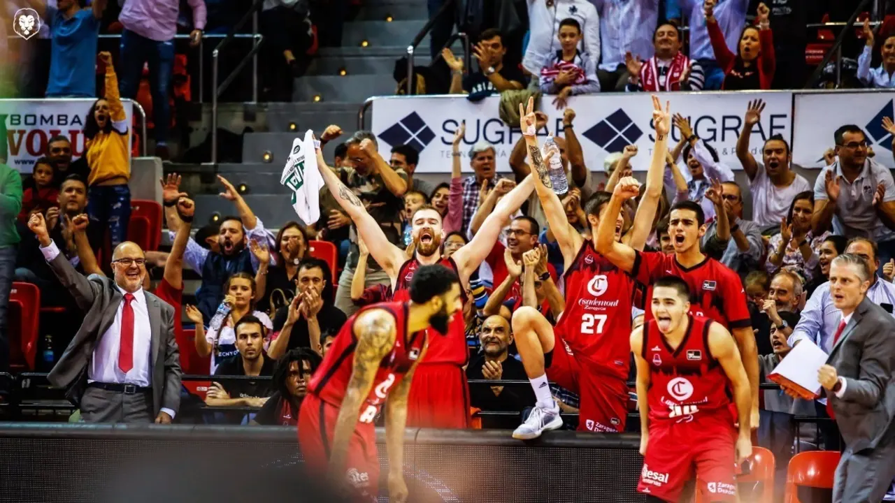 Los jugadores del Casademont Zaragoza celebran una acci&oacute;n del domingo. Foto: Esther Casas/Basket Zaragoza