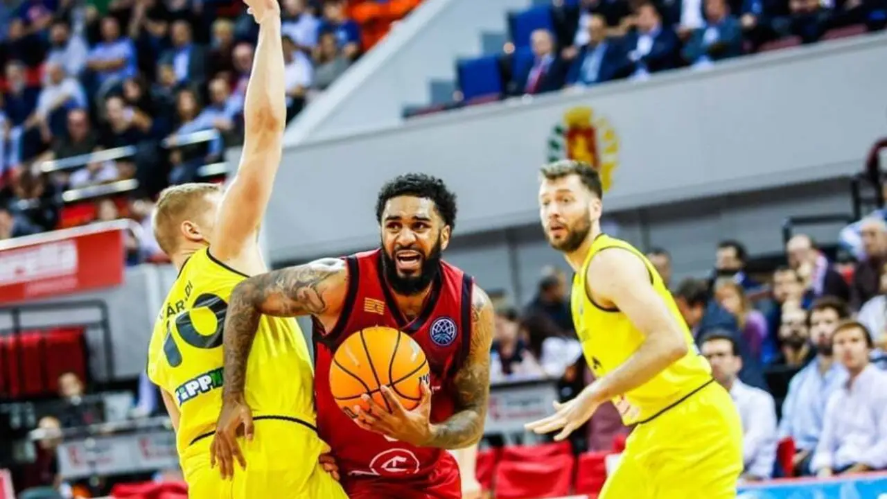 DJ Seeley penetra entre dos rivales. Foto: FIBA