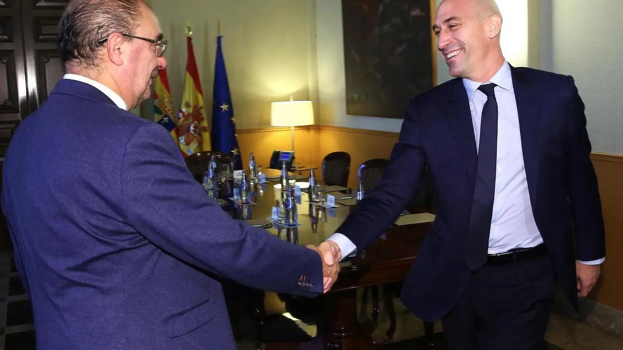 El presidente del Gobierno de Arag&oacute;n, Javier Lamb&aacute;n (i) durante su reuni&oacute;n con el presidente de la Real Federaci&oacute;n Espa&ntilde;ola de F&uacute;tbol (RFEF), Luis Rubiales (d) en Zaragoza. EFE/Javier Cebollada