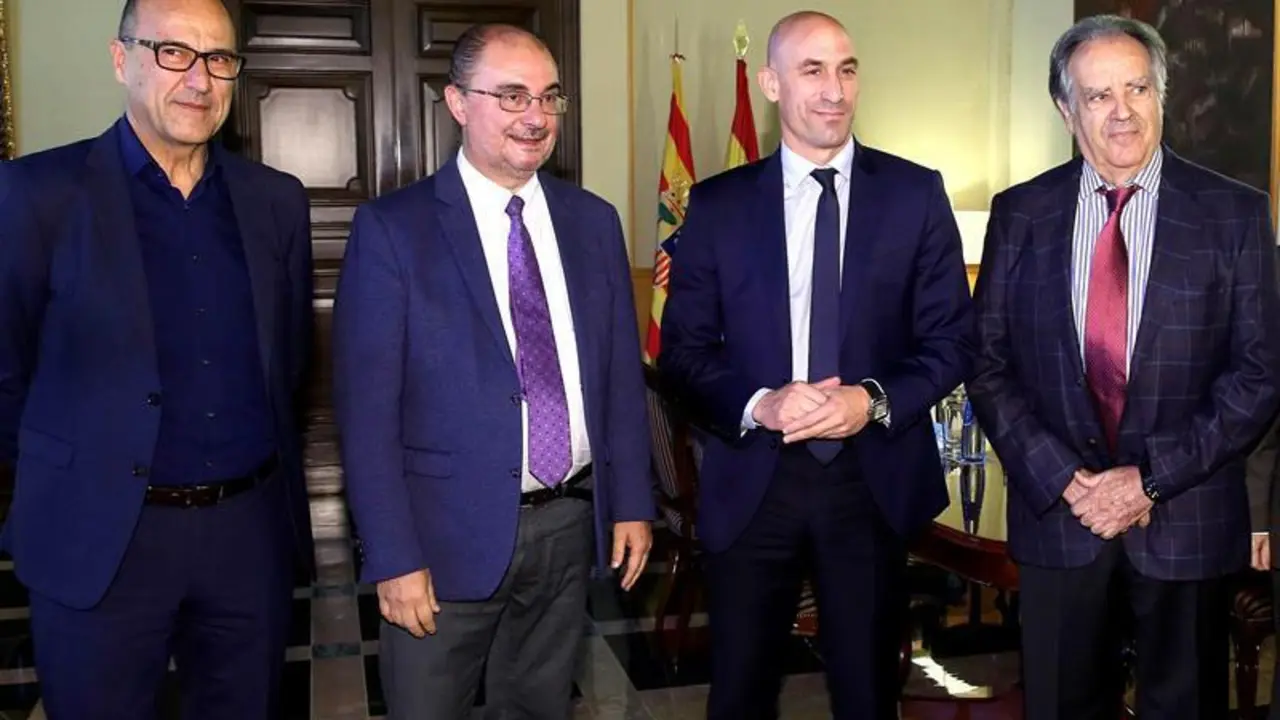 El presidente del Gobierno de Arag&oacute;n, Javier Lamb&aacute;n (2i), posa con el presidente de la Real Federaci&oacute;n Espa&ntilde;ola de F&uacute;tbol (RFEF), Luis Rubiales (2d), el consejero de Educaci&oacute;n, Cultura y Deportes, Felipe Faci (i) y el de la Federaci&oacute;n Aragonesa de F&uacute;tbol, &Oacute;scar Fle (d) en Zaragoza. EFE/Javier Cebollada