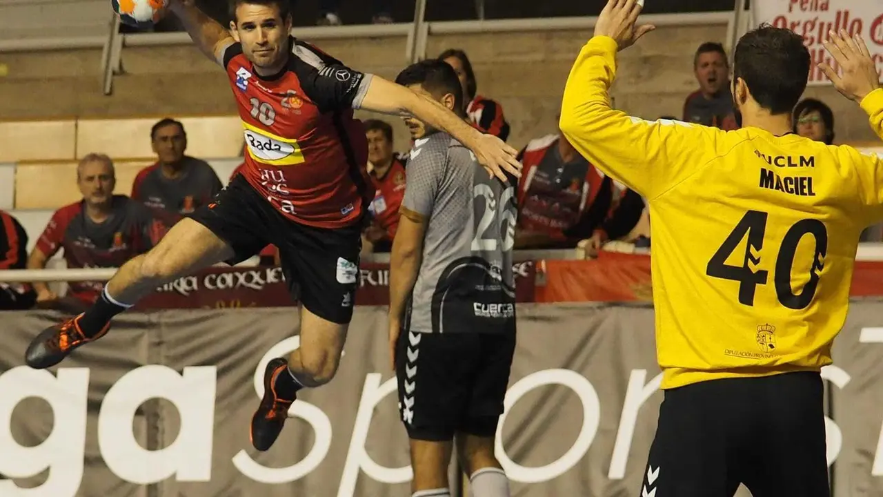 Adri&aacute; P&eacute;rez, en la imagen, finalizando una jugada del Bada Huesca contra Cuenca. Foto: C.Pascual