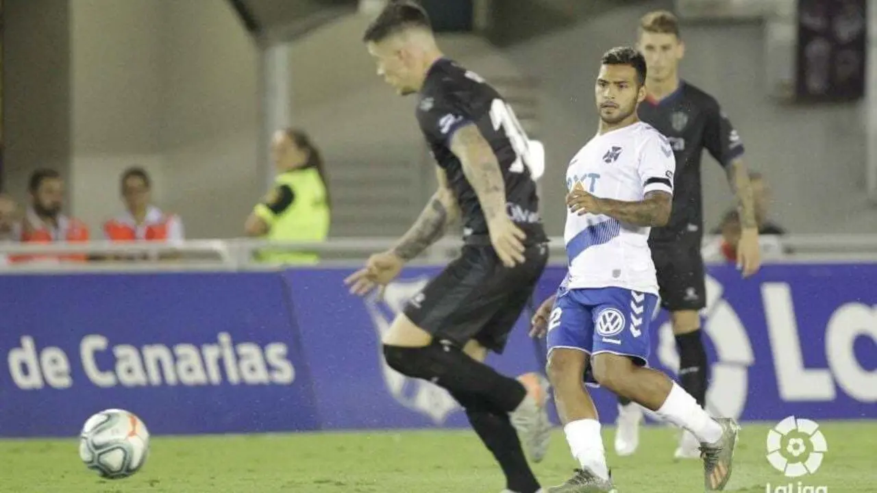 Cristo encara la porter&iacute;a del Tenerife. | Foto: LaLiga