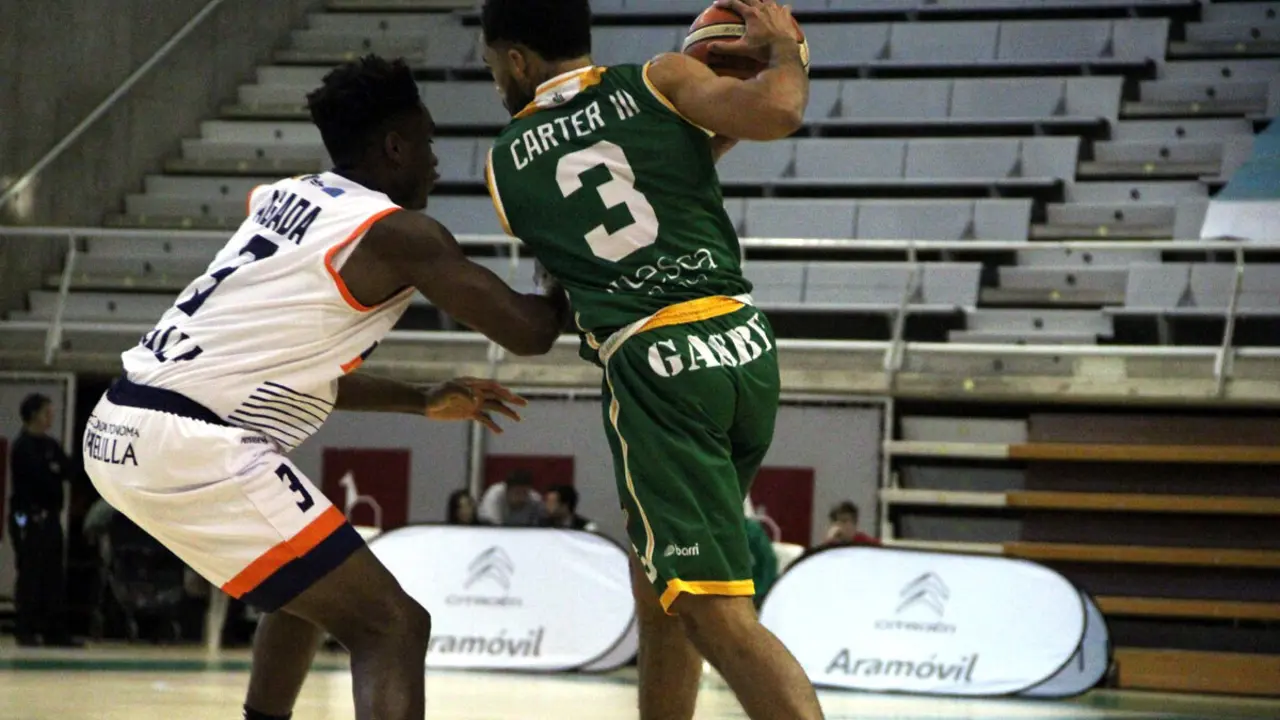 Olin Carter III protege el bal&oacute;n durante el partido ante Melilla | Foto: CB Pe&ntilde;as Huesca