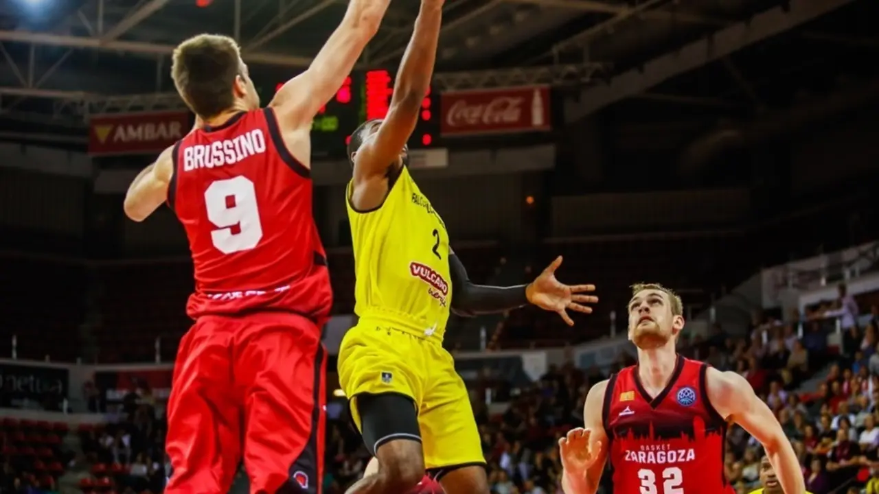 Nico Brussino tapona un lanzamiento ante la mirada de Hlinason. Foto: Esther Casas/FIBA
