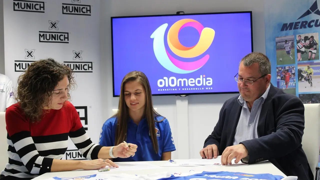 Laura Boix, en el acto de la firma de su renovaci&oacute;n. Foto: Sala Zaragoza