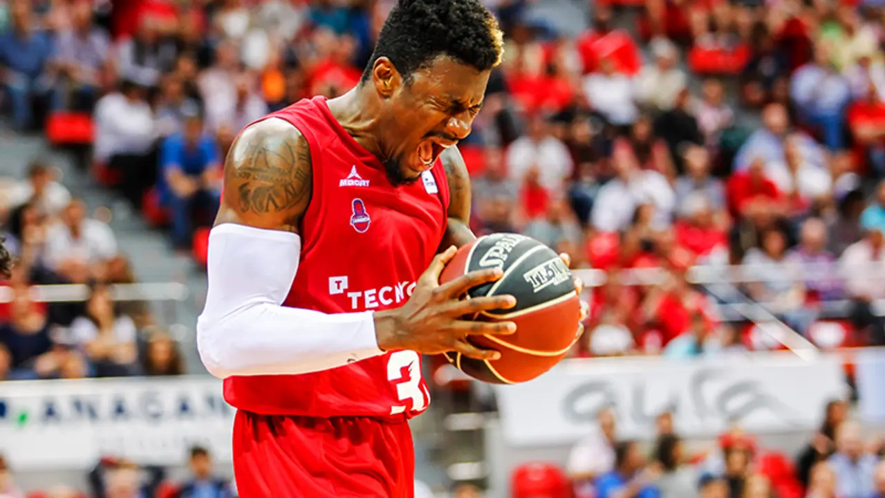 Dylen Ennis celebra una acci&oacute;n en el tramo final de la temporada 17/18. Foto: Basket Zaragoza