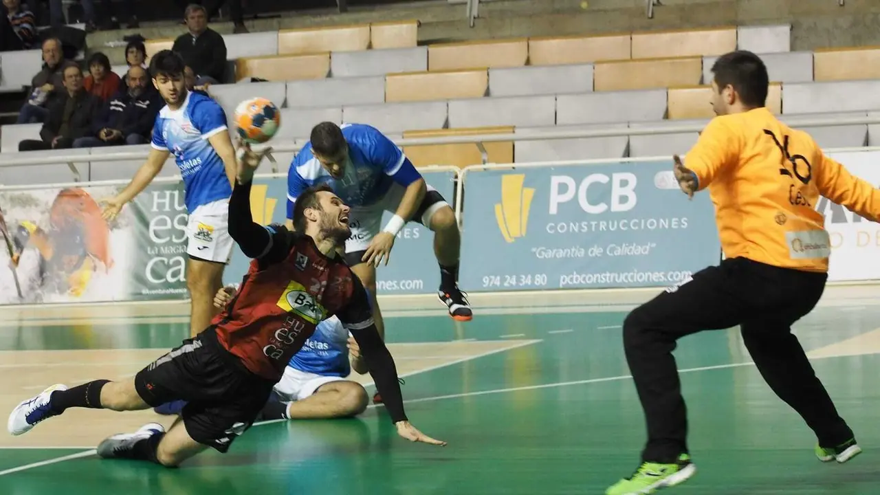 Benites se hace con una bola en el Bada Huesca Valladolid disputado en el Palacio. Fue el &uacute;ltimo partido que gan&oacute; el Bada esta temporada, en noviembre. Foto: C.Pascual