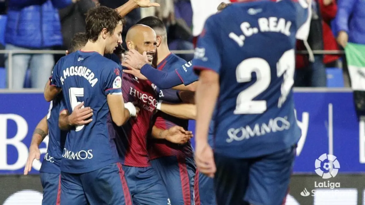 Rico es felicitado por sus compa&ntilde;eros tras marcar uno de los goles de la SD Huesca contra el Real Oviedo. Foto: LFP