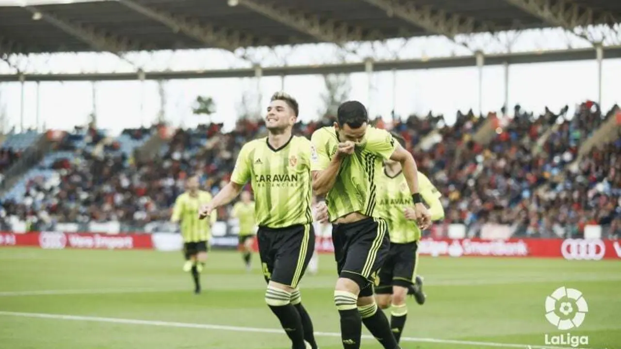 Linares besa el escudo tras marcar gol ante el Almeria. Foto: La Liga
