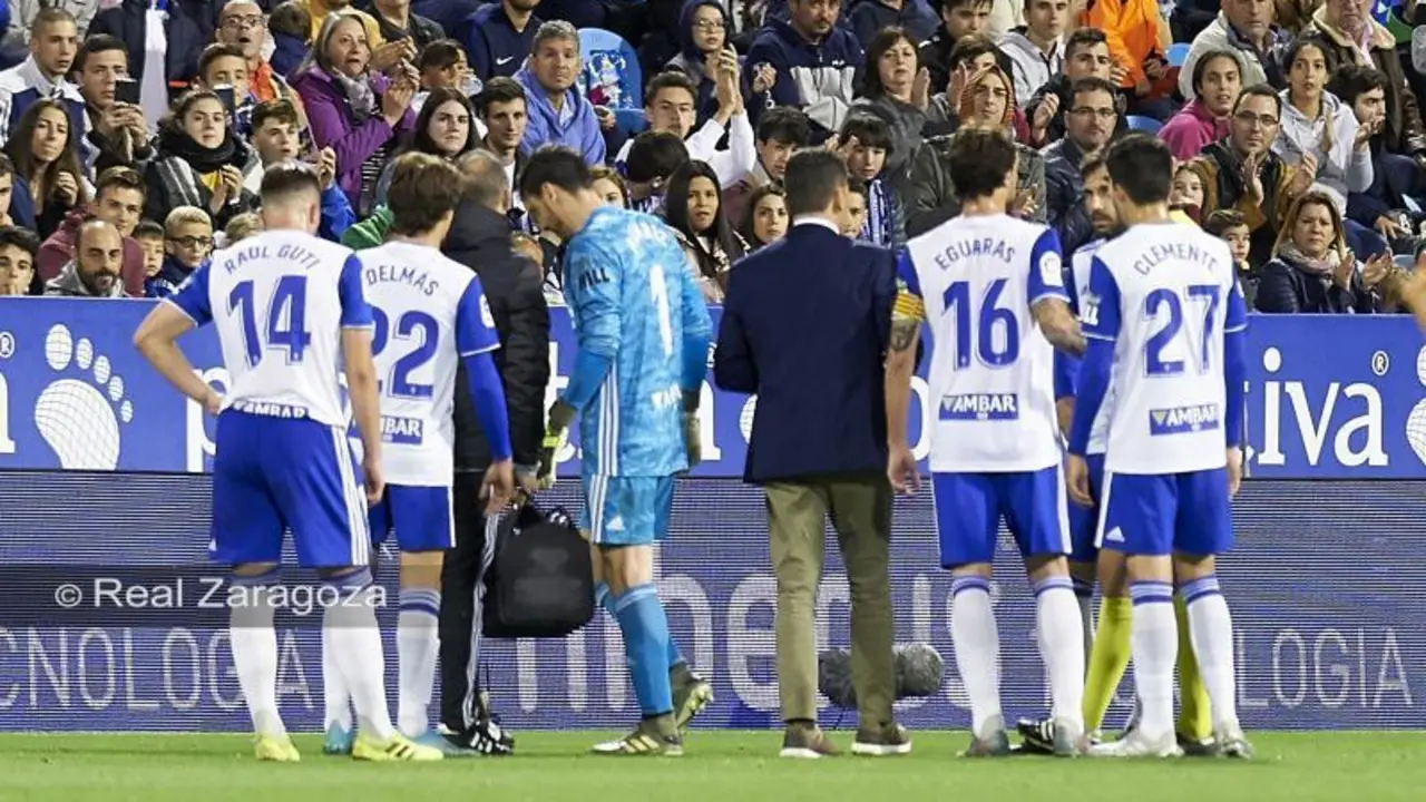 Cristian, tras lesionarse ante Las Palmas acompa&ntilde;ado por el Dr. Ireneo de los M&aacute;rtires. Foto: Real Zaragoza
