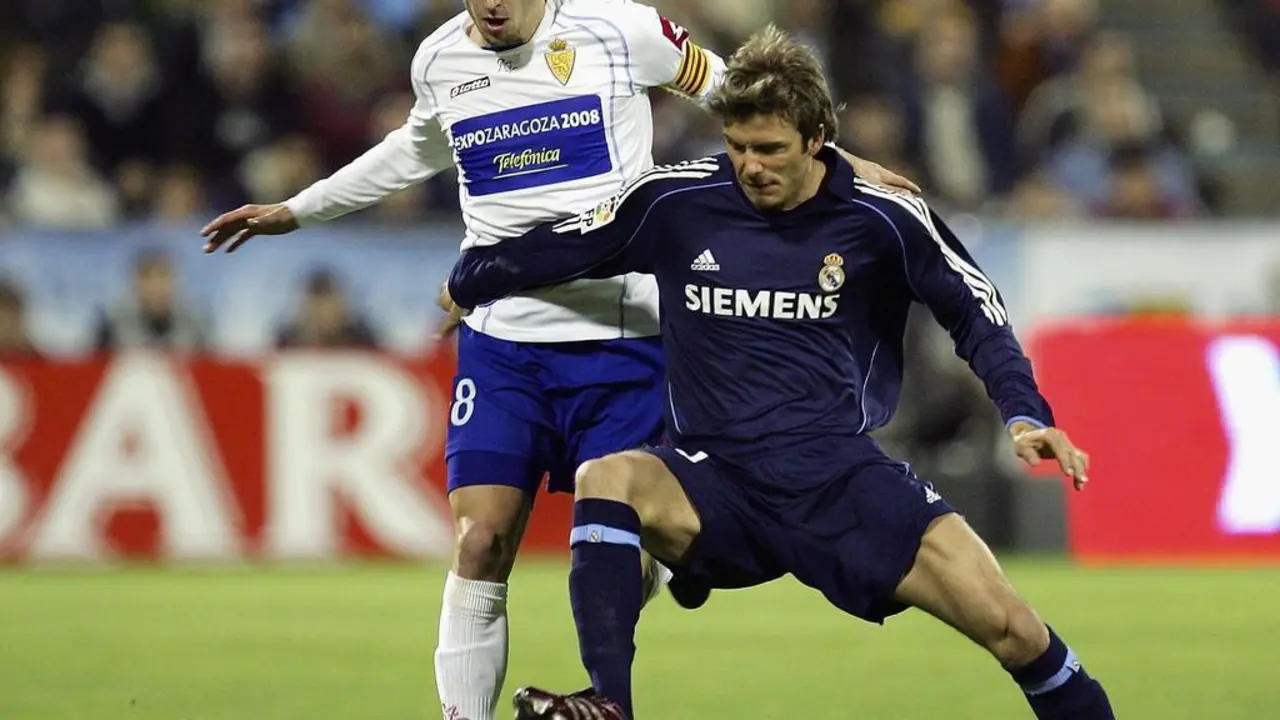 Cani contra Beckham en la disputa del bal&oacute;n. | Foto: Getty