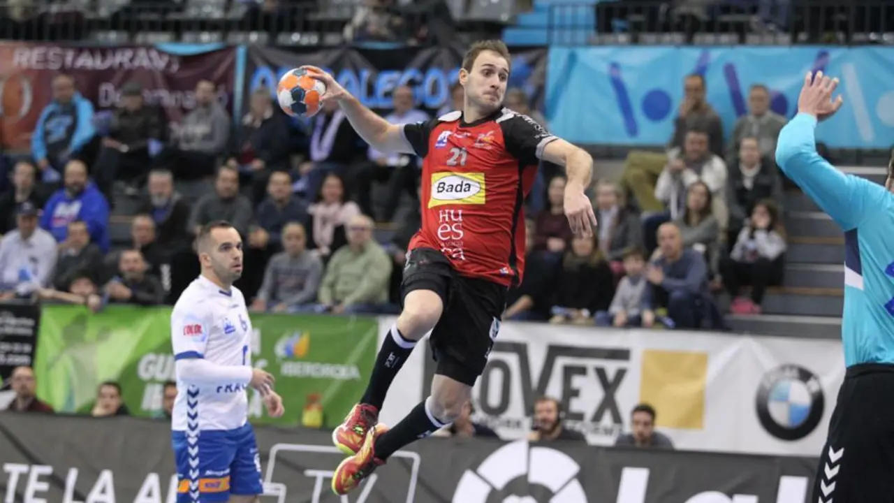 El extremo del Bada Huesca Oier, en la imagen, firm&oacute; cuatro goles de cuatro lanzamientos contra el Granollers. Foto: Xavier Solanas
