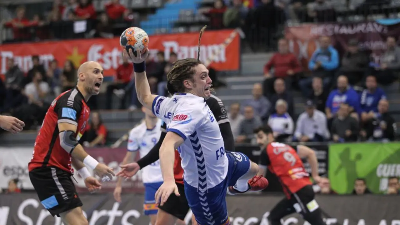 Oswaldo Mercado, un incordio para el Bada Huesca en el partido contra el Granollers de Asobal, se dispone a lanzar a porter&iacute;a. Foto: Xavier Solanas