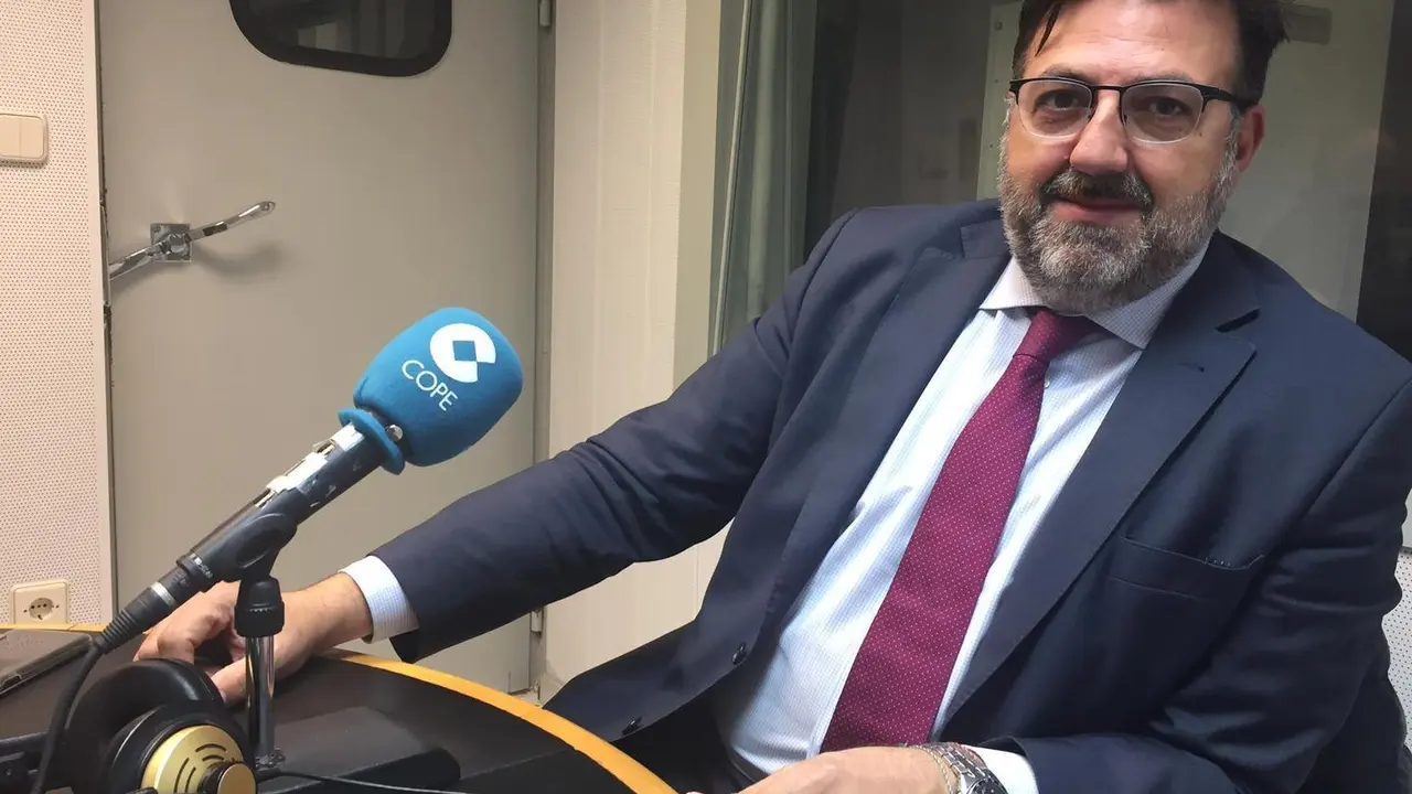 Manolo Torres en los estudios de Cope Huesca. | Foto: Carlos Reyes