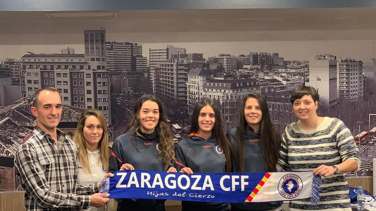 Miembros de la Pe&ntilde;a Hijas del Cierzo con jugadoras del Zaragoza CFF. Foto: Pe&ntilde;a Hijas del Cierzo