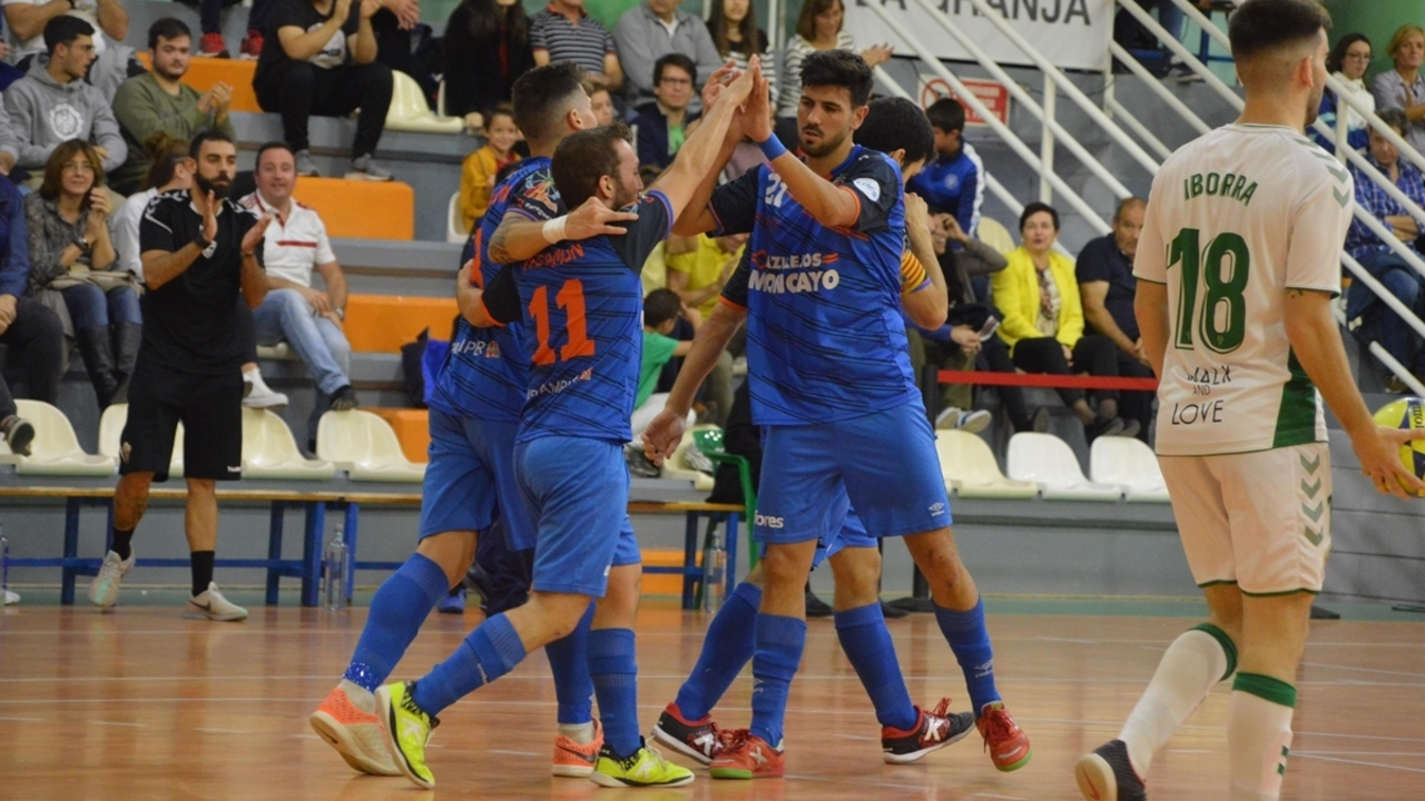 Los jugadores se abrazan tras un gol. Foto: Pedro Luis Serrano
