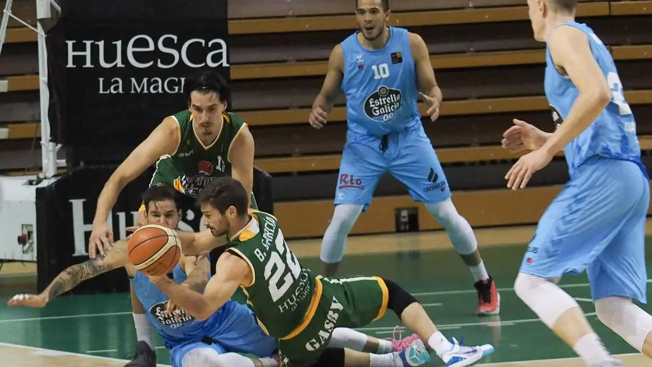 Berni Garc&iacute;a pelea un bal&oacute;n con un jugador del Breog&aacute;n. Foto: C.Pascual