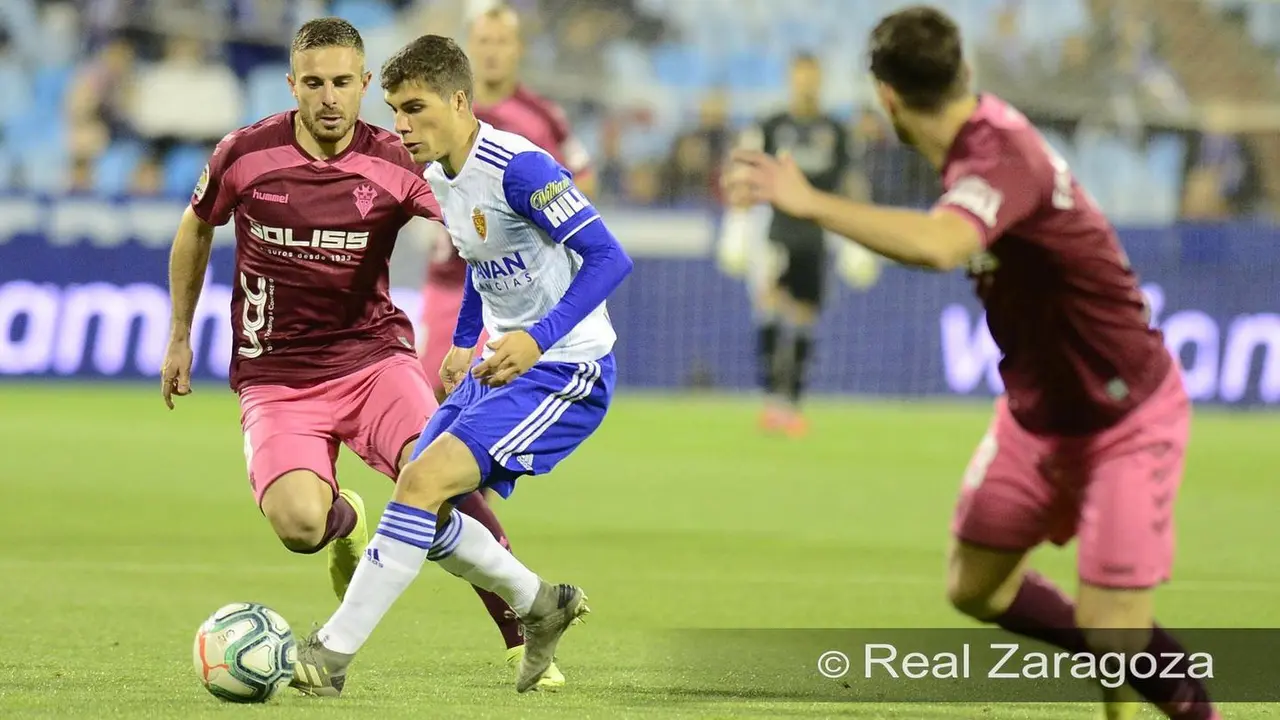 Soro se lleva el bal&oacute;n ante el Albacete. Foto: Real Zaragoza