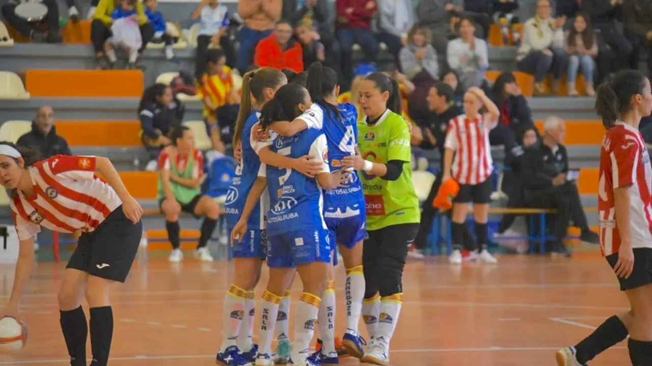 Las jugadoras se abrazan tras un gol. Foto: Sala Zaragoza