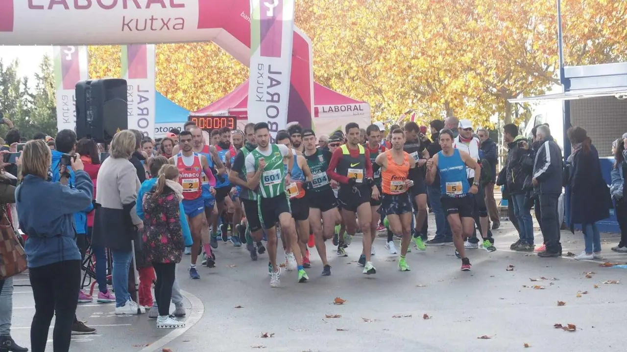 Los principales 'gallos' de la carrera toman la primera curva del circuito nada m&aacute;s darse la salida desde El Acoraz en este 'Ciudad de Huesca'. Foto: C.Pascual