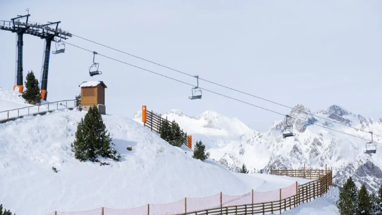 magen de esta ma&ntilde;ana de la estaci&oacute;n de esqu&iacute; de Cerler, que abre el s&aacute;bado 23. Foto: Aram&oacute;n Cerler