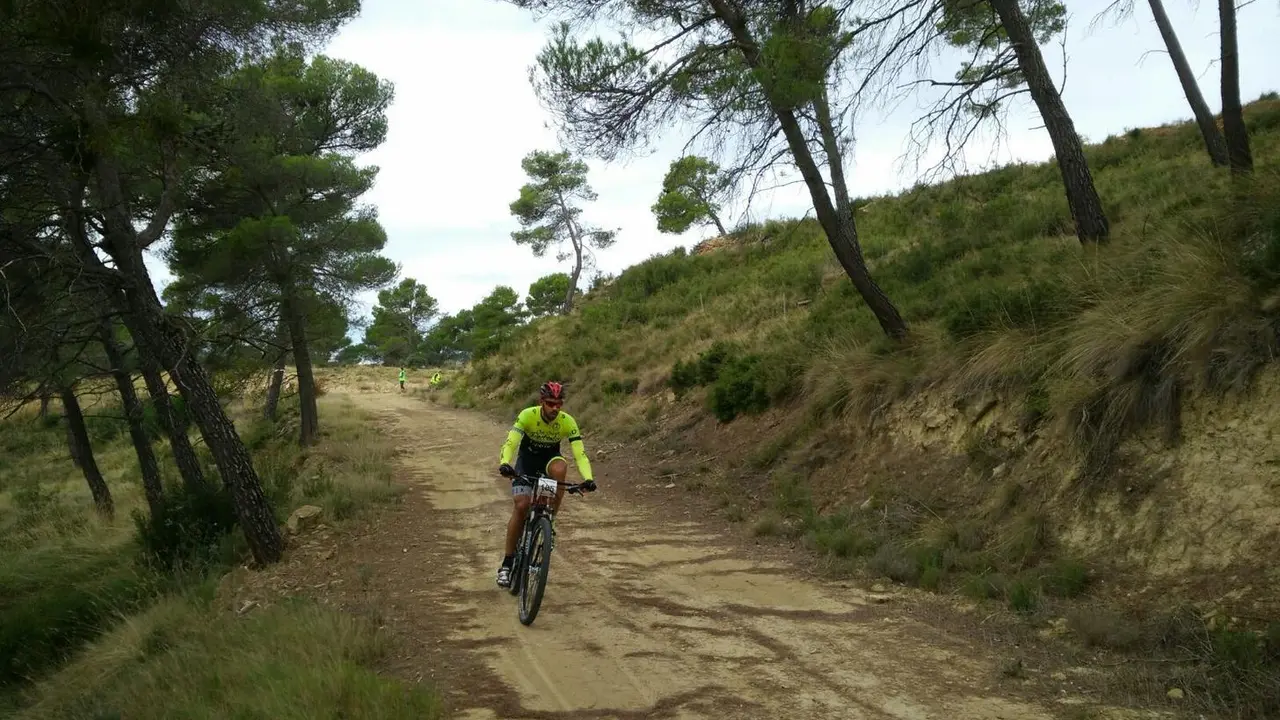 Un 'biker' pedalea en un descenso por los bosques de Luna en la pasada edici&oacute;n de la 'Milhombres'. Foto: Comarca Cinco Villas