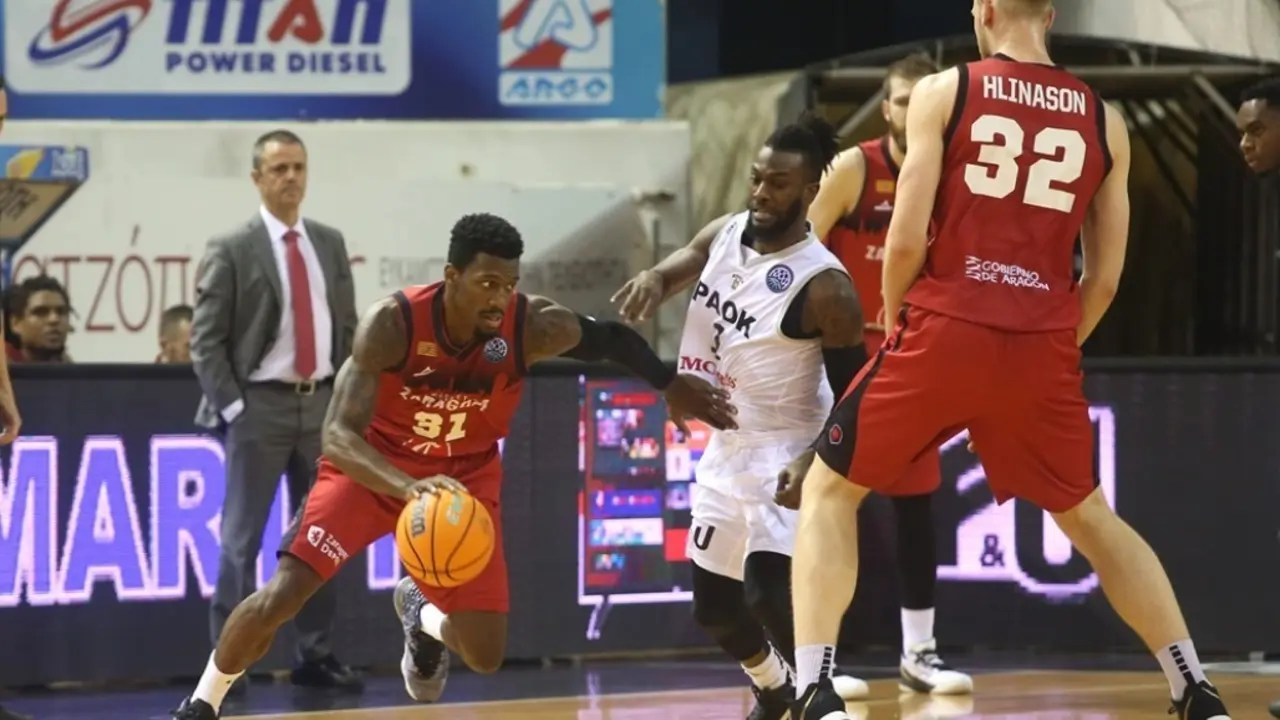 Dylan Ennis aprovecha un bloqueo de Hlinasson. Foto: FIBA