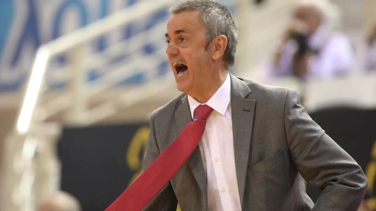 Fisac da instrucciones a sus hombres. Foto: FIBA