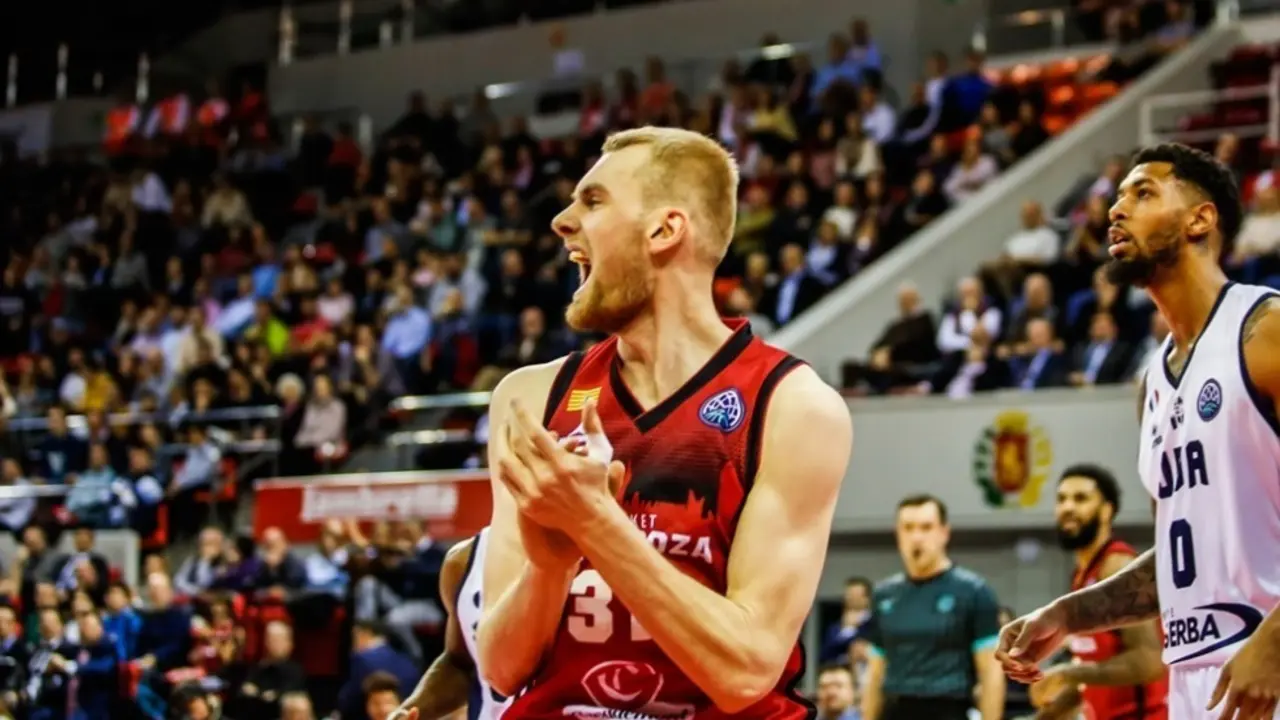Tryggvi Hlinason celebra una acci&oacute;n en el Pr&iacute;ncipe Felipe. Foto: FIBA