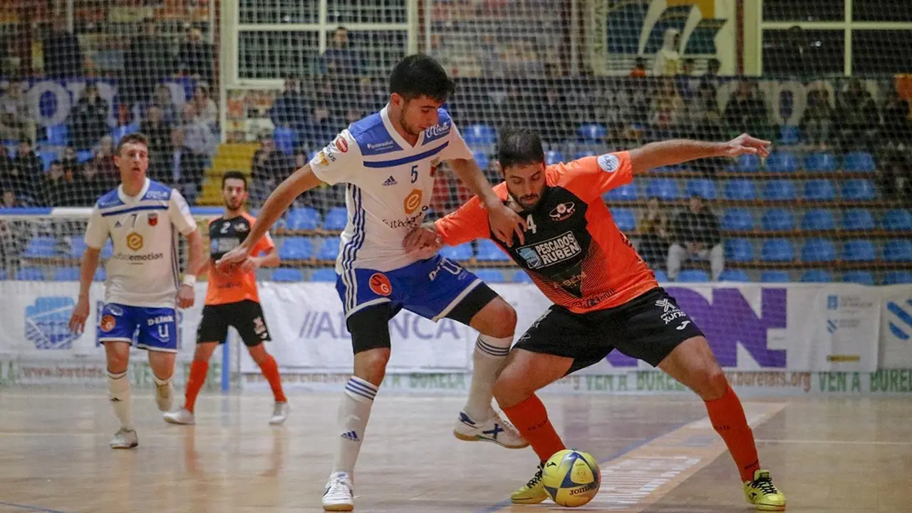 Duelo durante el &uacute;ltimo partido. | Foto: F&uacute;tbol Emotion Zaragoza