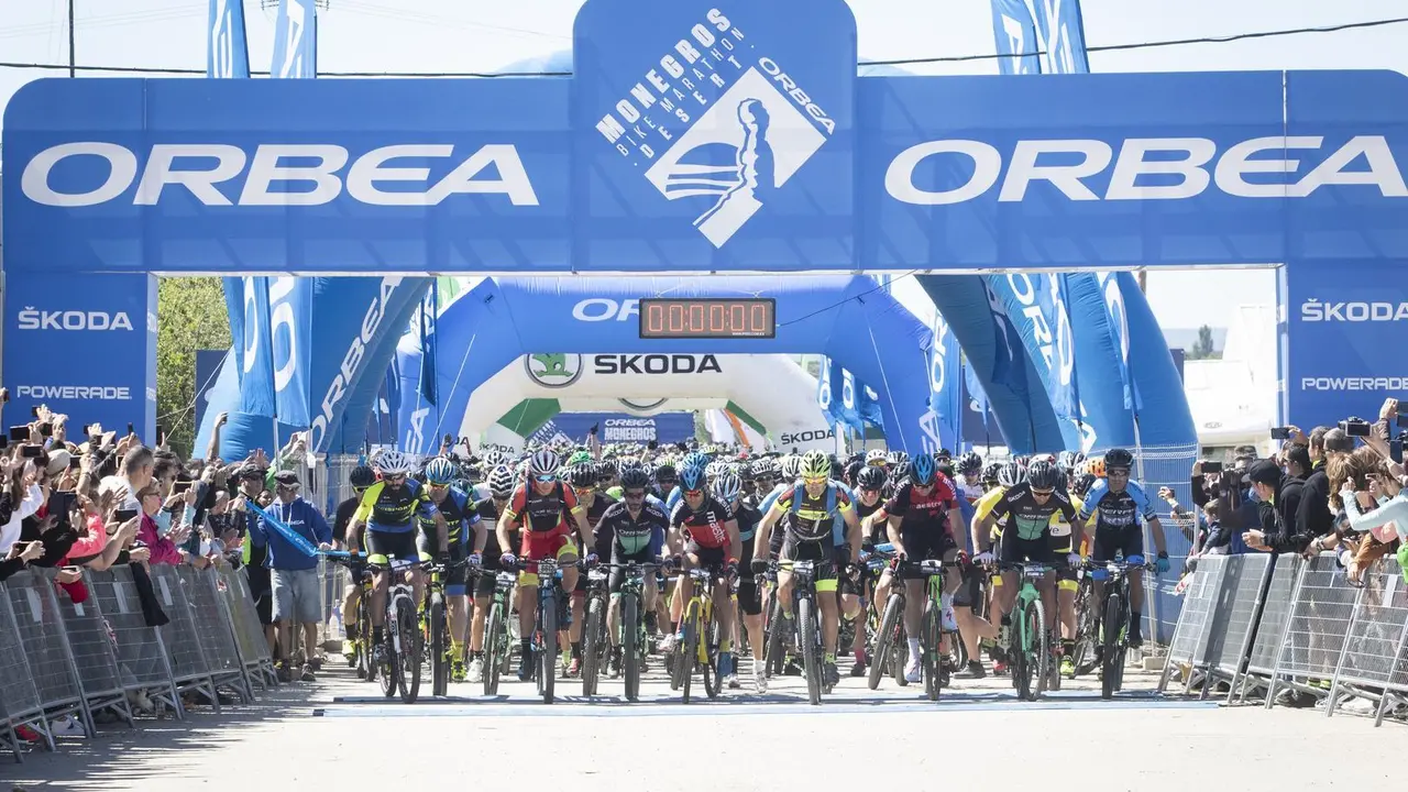 Una  de la im&aacute;genes m&aacute;s espectaculares de la Orbea Monegros es, precisamente, la salida, en la imagen. Foto: Julen Otero