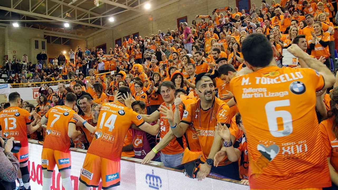 El CV Teruel junto a su afici&oacute;n. | Foto: RFEVB