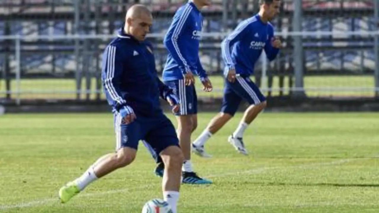 V&iacute;ctor Fern&aacute;ndez ha reconocido que Puado jugar&aacute; en Vallecas. Su llegada puede afectar a jugadores como Pombo, Papu o Blanco | Foto: Real Zaragoza
