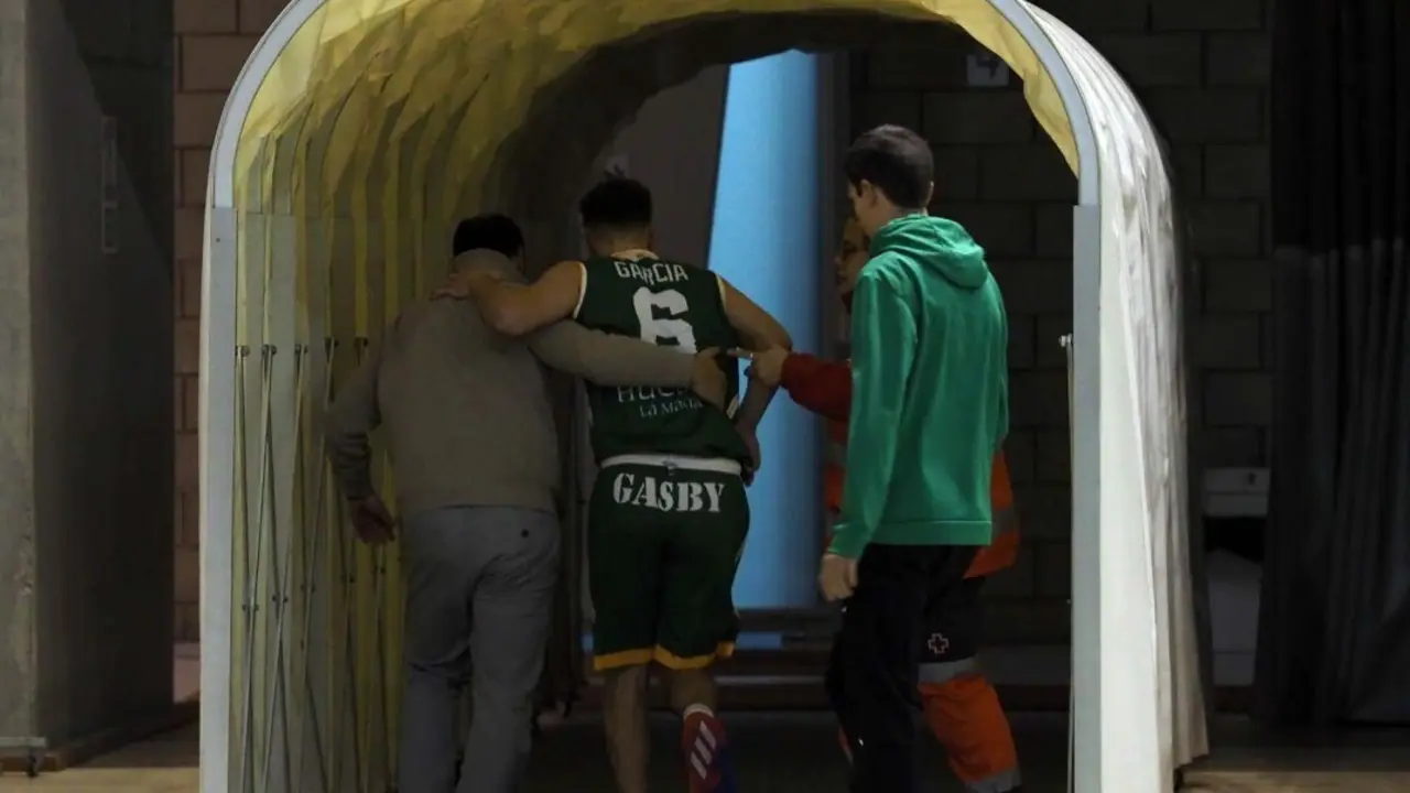 Dani Garc&iacute;a se retira al vestuario tras lesionarse en el tobillo derecho contra el Breog&aacute;n. Foto: C.Pascual