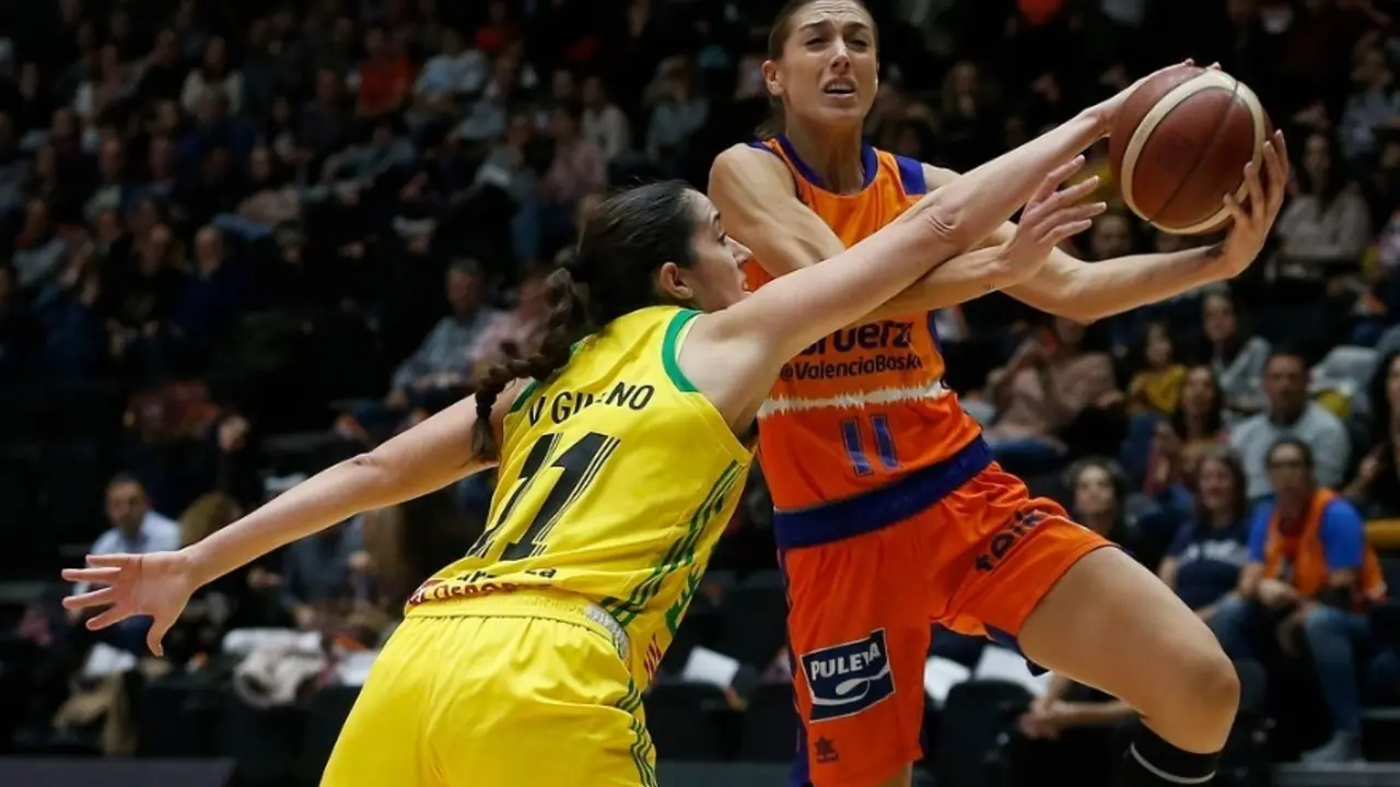 Vega Gimeno tapona una entrada de Tamara Abalde en el partido en Valencia. Foto: FEB