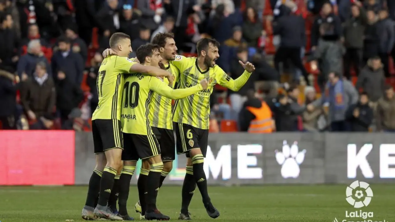 Los jugadores zaragocistas celebran la victoria a domicilio en Vallecas. Foto: LaLiga