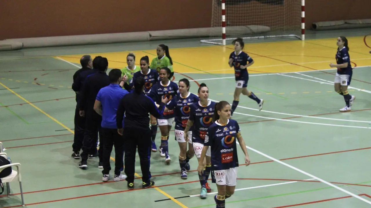 Las jugadoras se saludan antes del partido. Foto: Sala Zaragoza